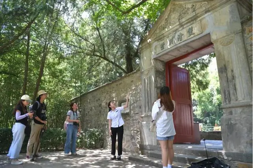 20230905-乐动平台“‘京’彩文化 青春绽放”行动暑期活动纪实-供图-学生们在香山公园双清别墅前听讲解员讲述双清别墅历史.png