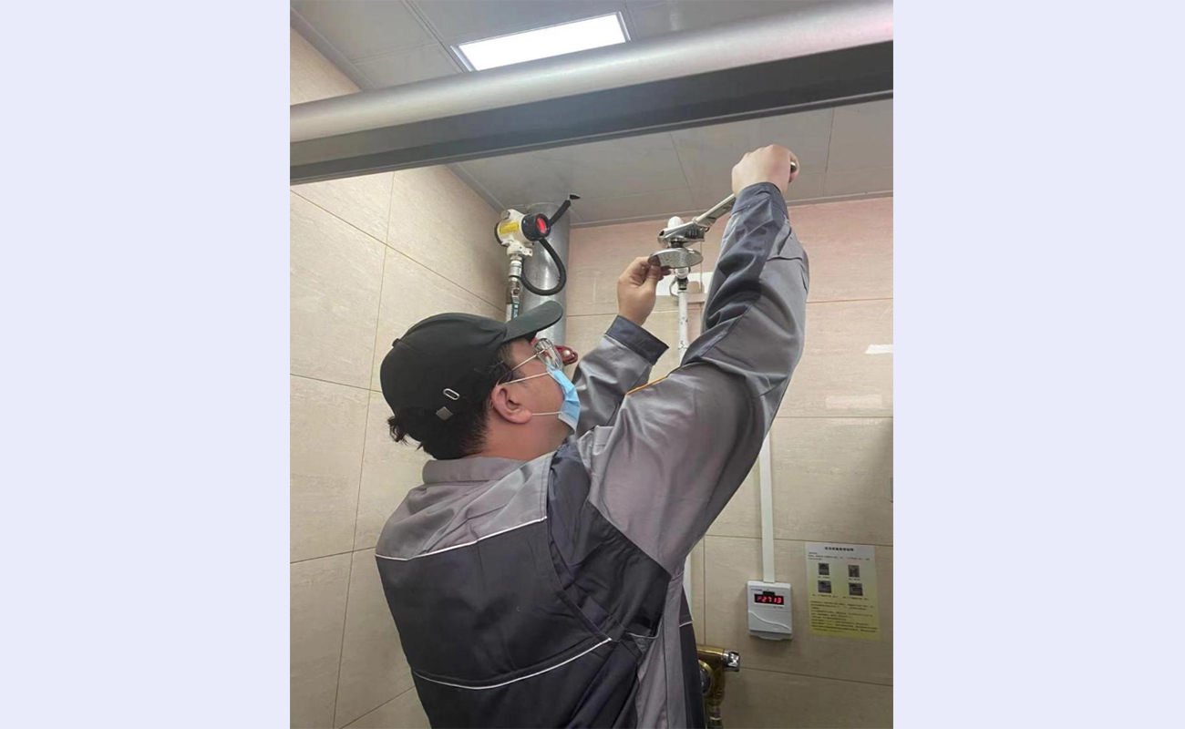 20220524-社区中心抗疫报道-社区中心供图-学生淋浴设施维修jpg 20220524-社区中心抗疫报道-社区中心供图-学生淋浴设施维修jpg