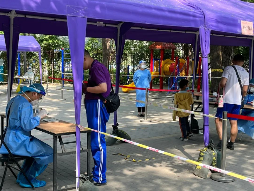 20220617-乐动平台机关党委党员“双报到”纪实-供图-西北社区 “双报到”党员登记、核对核酸检测信息.png