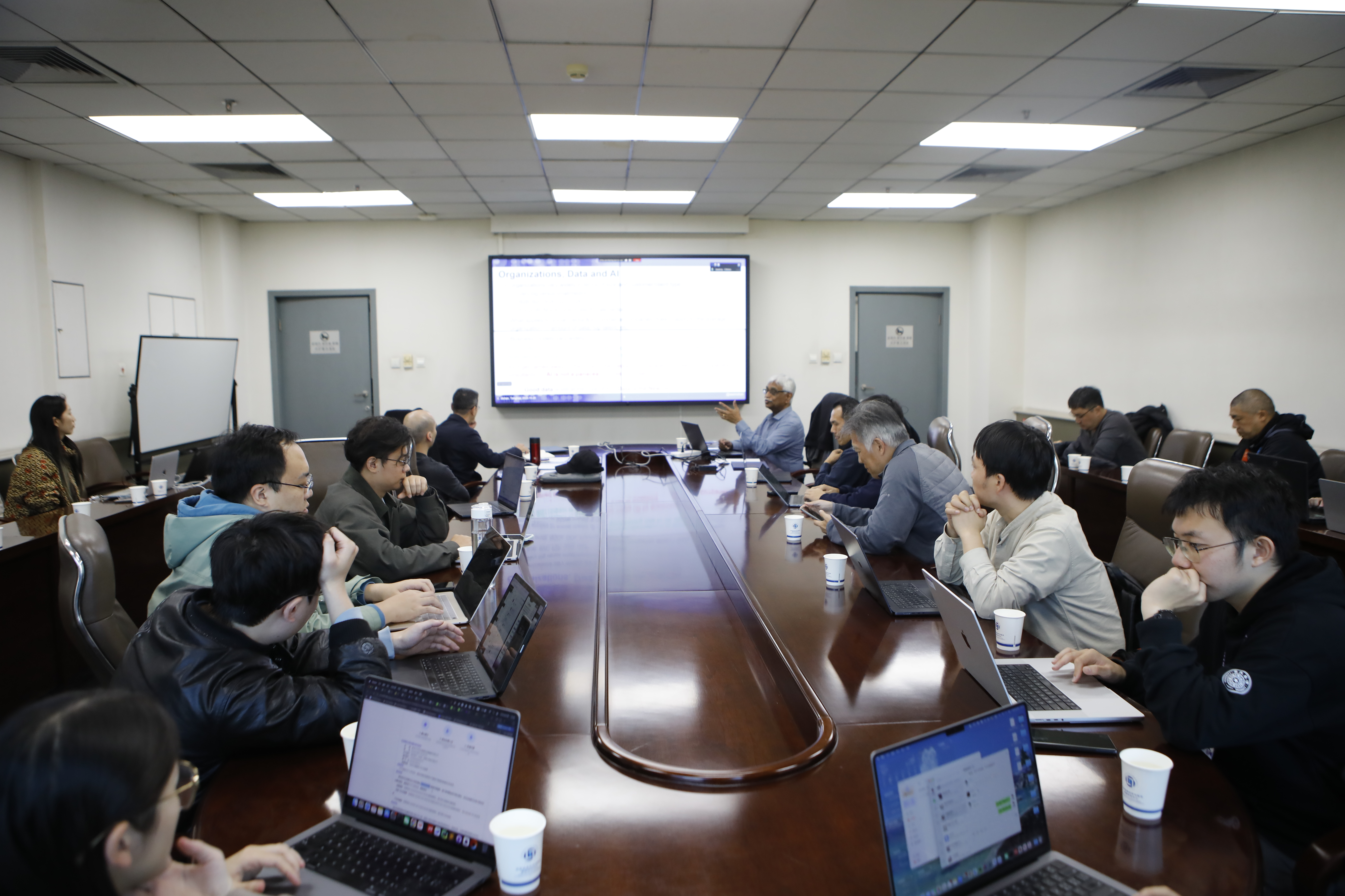 20251020-乐动平台杰出访问教授C. Mohan续聘仪式暨学术报告会举行-董超-圆桌讨论.JPG