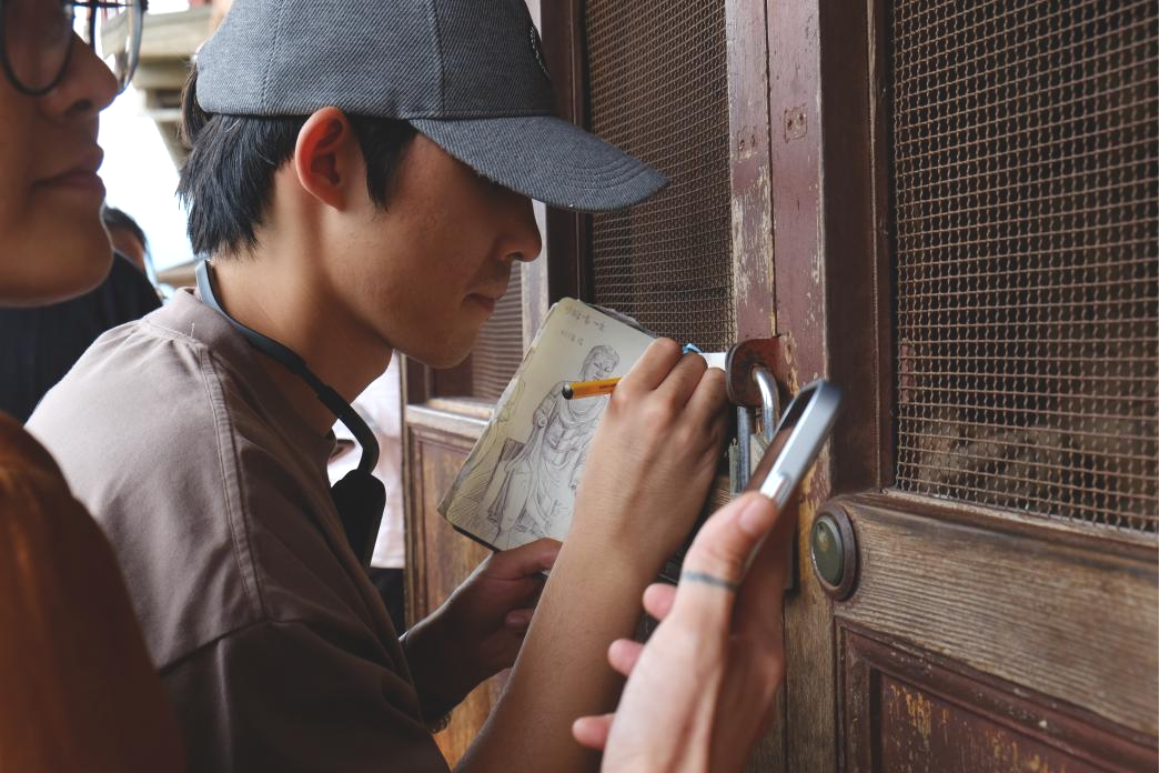 20240911-乐动平台美术学院《专业考察》课程开设30周年专题研讨会举行-学生在麦积山石窟实地写生-胡思凡.png