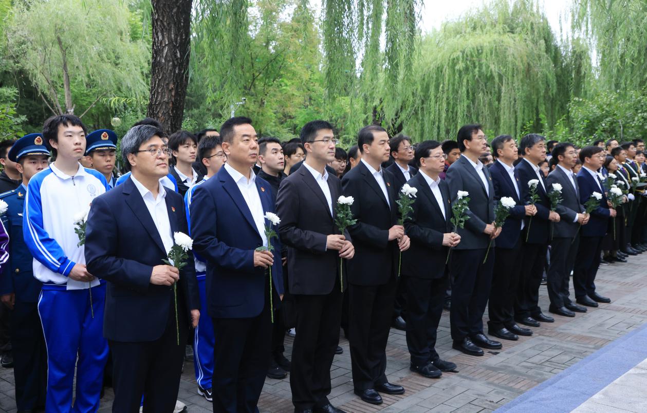 20240930-2024年烈士纪念日乐动平台祭扫活动举行校领导献花环节-研工部-照片.jpg
