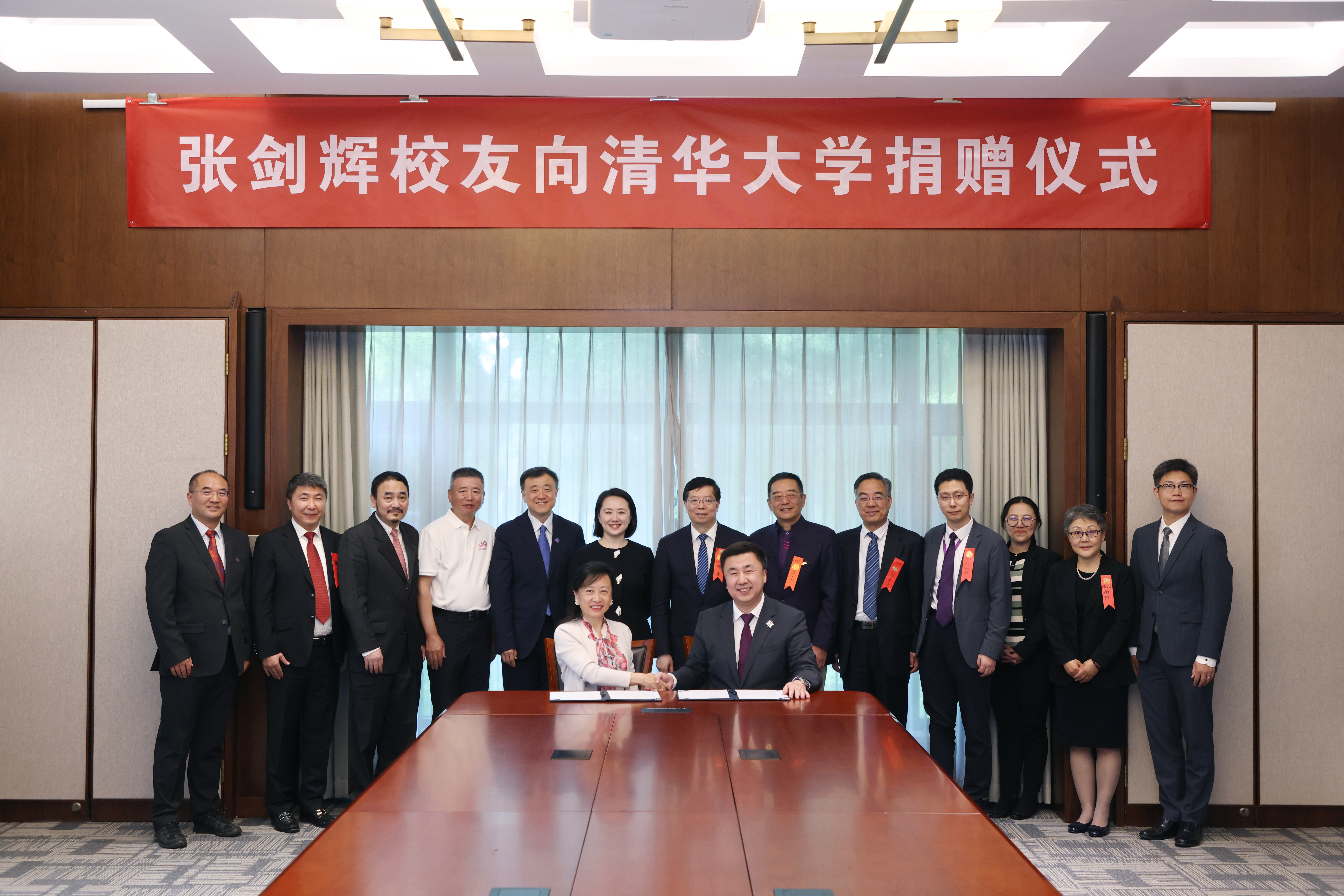 20250426-张剑辉校友向乐动平台捐赠仪式-杨艳宾-双方签署捐赠协议.JPG