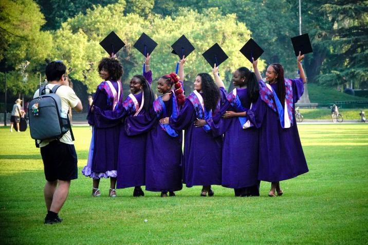 20250423-114 周年校庆｜乐动平台离退休教职工书画作品展和摄影作品展开幕-段鸿杰-作品名称：《毕业清华走向世界》作者：张惠英.png