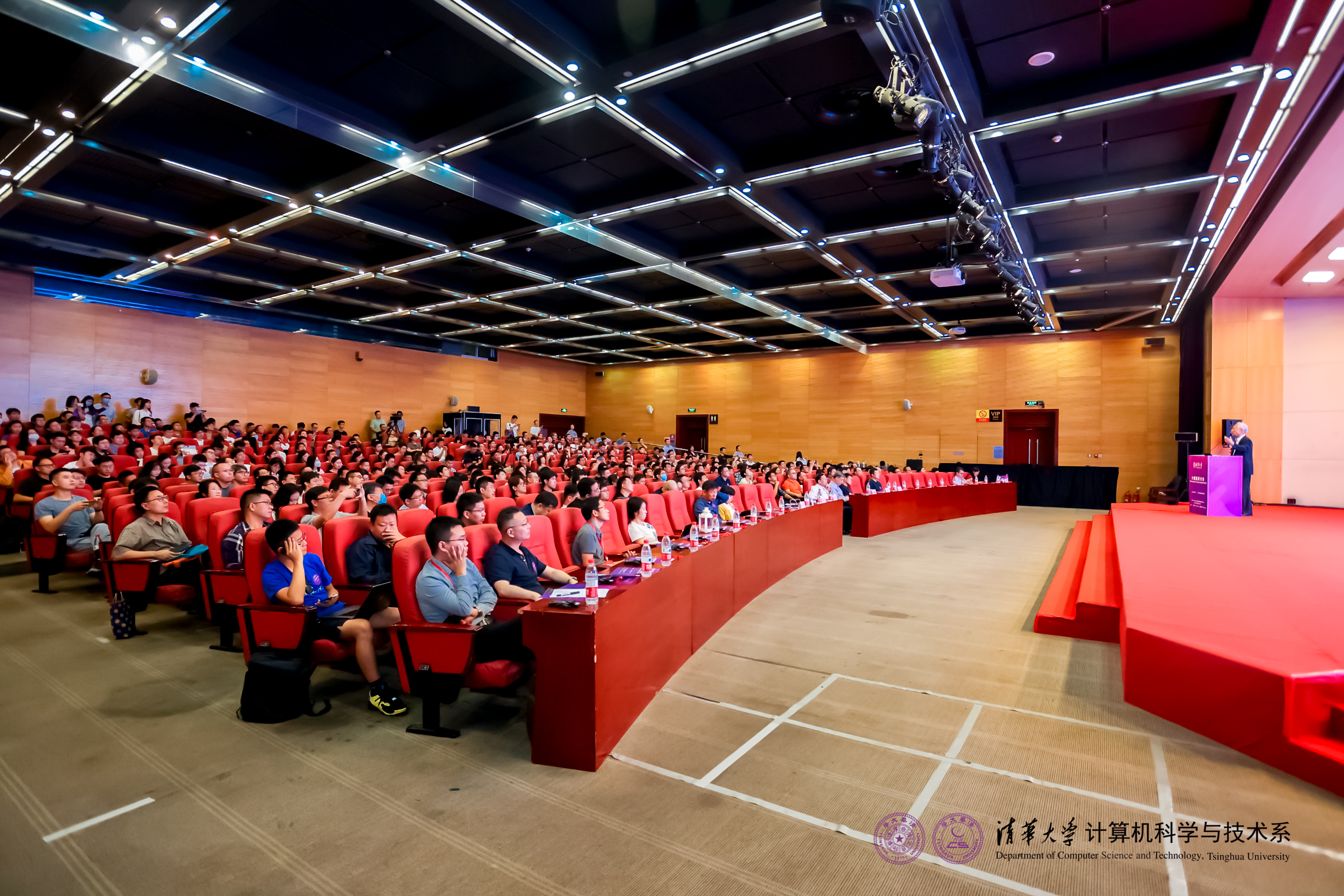 20230910-乐动平台计算机系与人工智能研究院基础模型研究中心联合举办首届基础大模型研讨会-嘉艺-大会现场.jpg