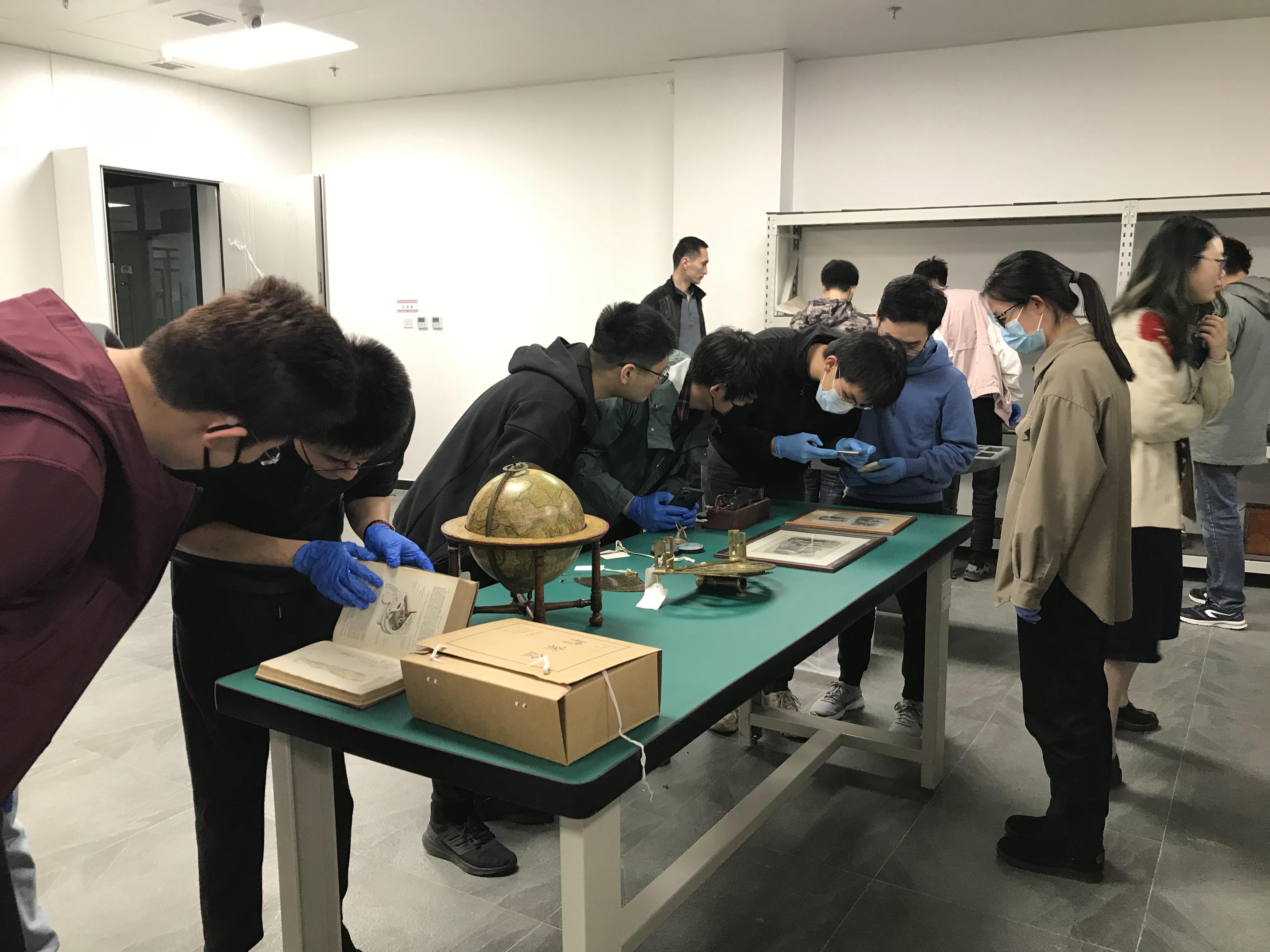 《科学仪器史》实践课上,学生们正在科博库房聚精会神地观察研究藏品.JPG
