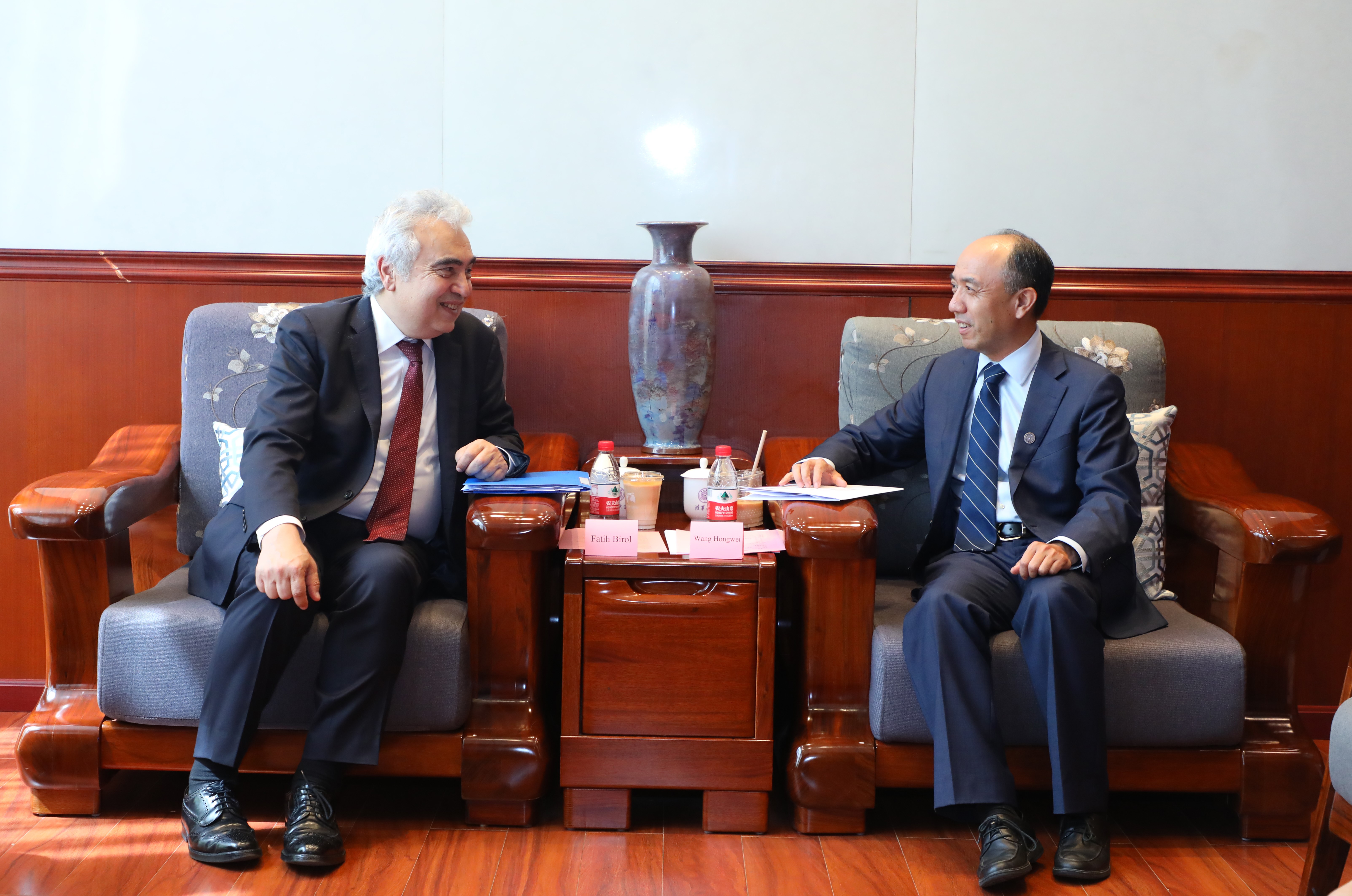20230713-国际能源署署长法提赫·比罗尔访问乐动平台并作报告-佳艺摄影-王宏伟会见国际能源署署长比罗尔.jpg