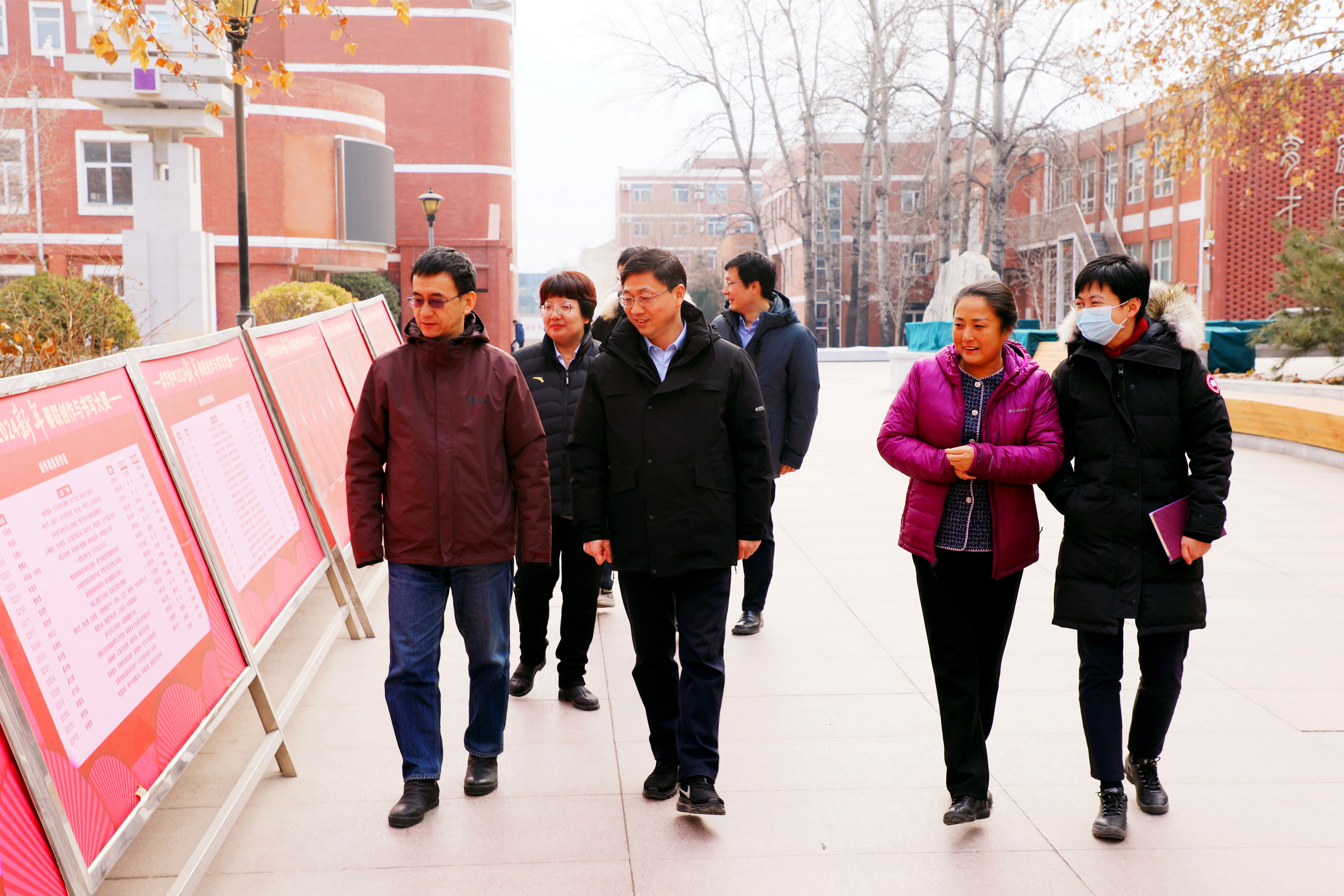 20240116-乐动平台党委副书记许庆红一行到清华附中调研-高虹超-一排左起：清华附中党委书记曹海翔、乐动平台党委副书记许庆红、清华附中校长方妍、乐动平台党委办公室（校长办公室）主任余潇潇察看附中校园环境.jpg