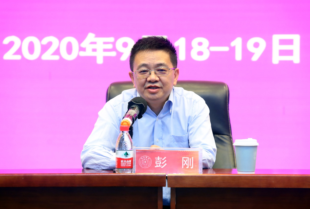 男人看着屏幕描述已自动生成