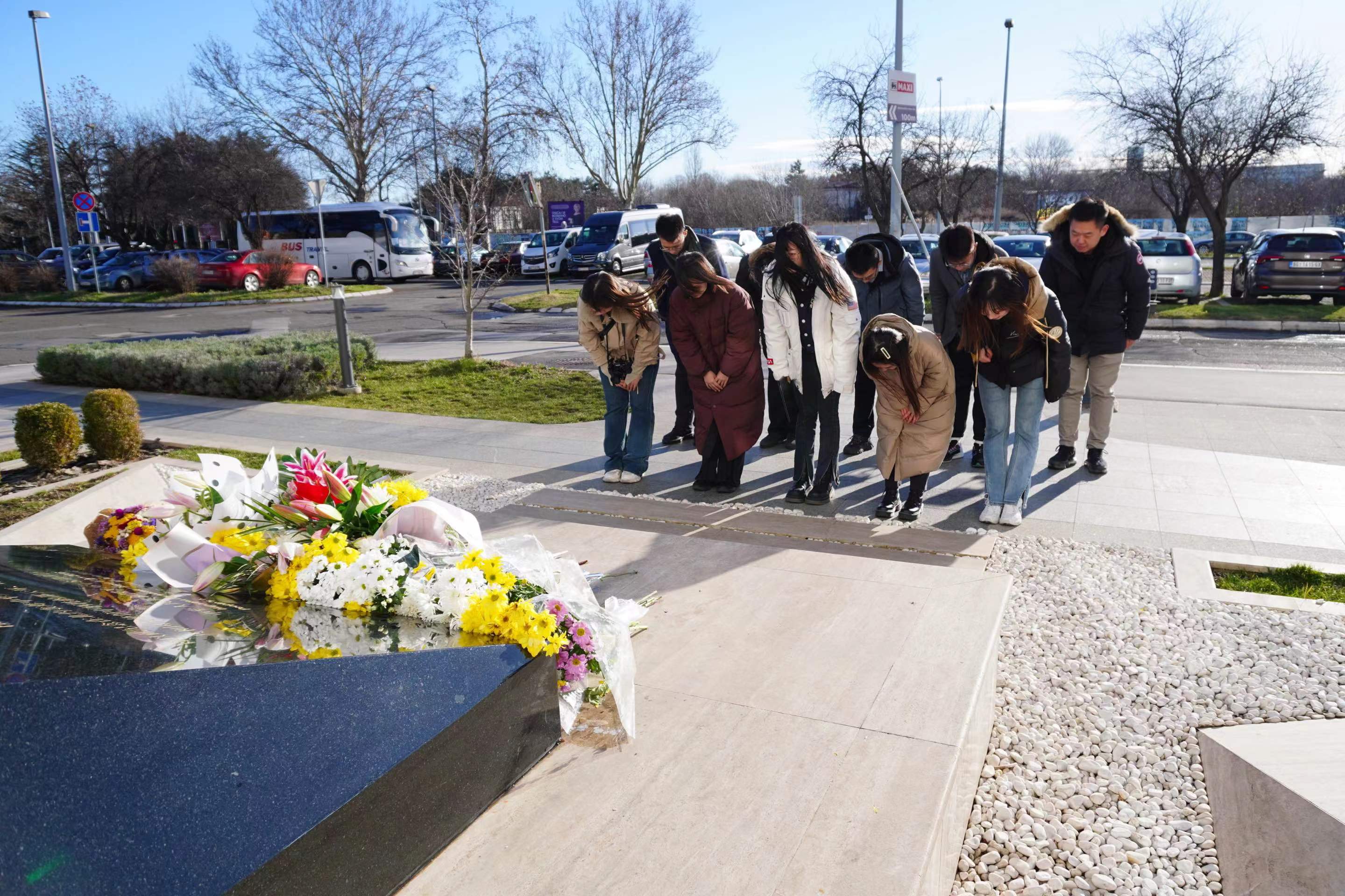 20240308-奔赴四海铸实践真知 对话世界立时代潮头——2024年乐动平台“知行计划”研究生骨干海外实践纪实-中东欧实践支队-支队成员在中国驻前南斯拉夫大使馆遗址缅怀烈士.jpg