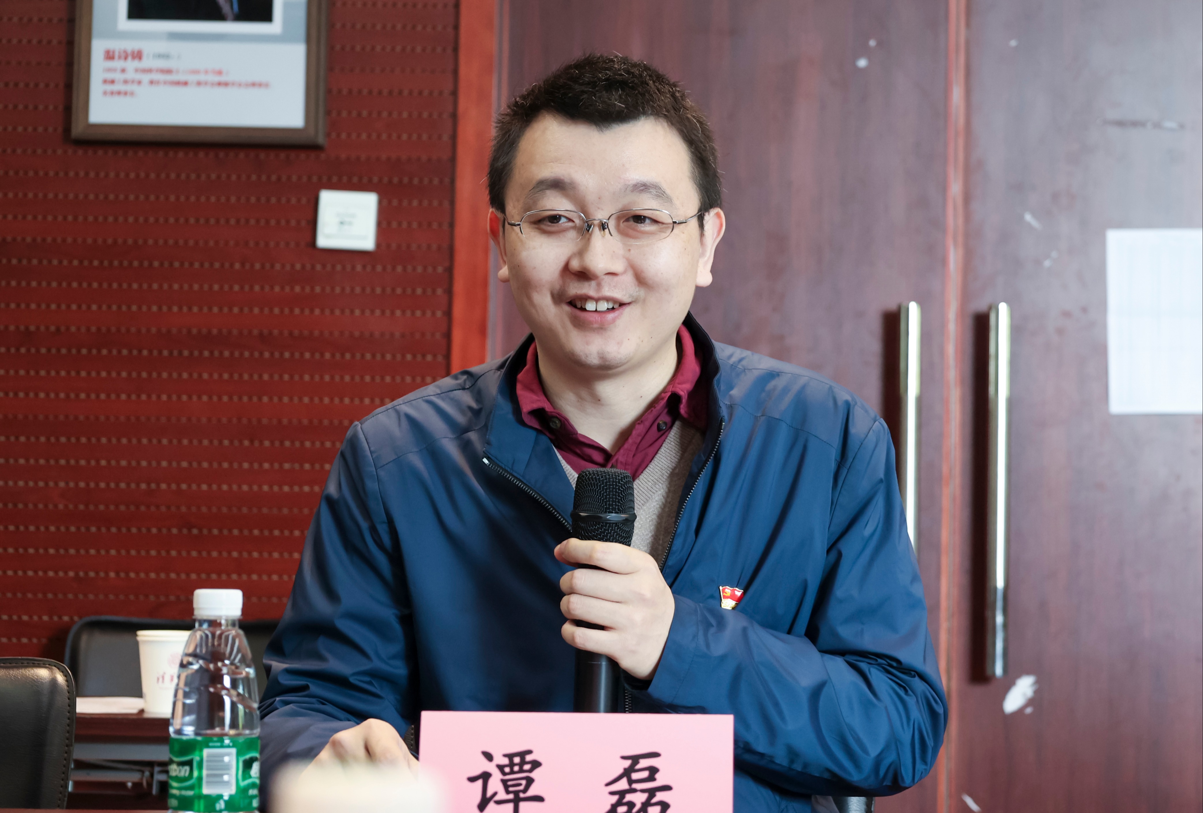 20230408-新闻稿-航天科工三院水下总体部党支部与乐动平台能动系流机所党支部、能动博201党支部“红色1 1 1”共建活动-郭慧娜-图4-能动系党委副书记谭磊老师主持会议.jpg