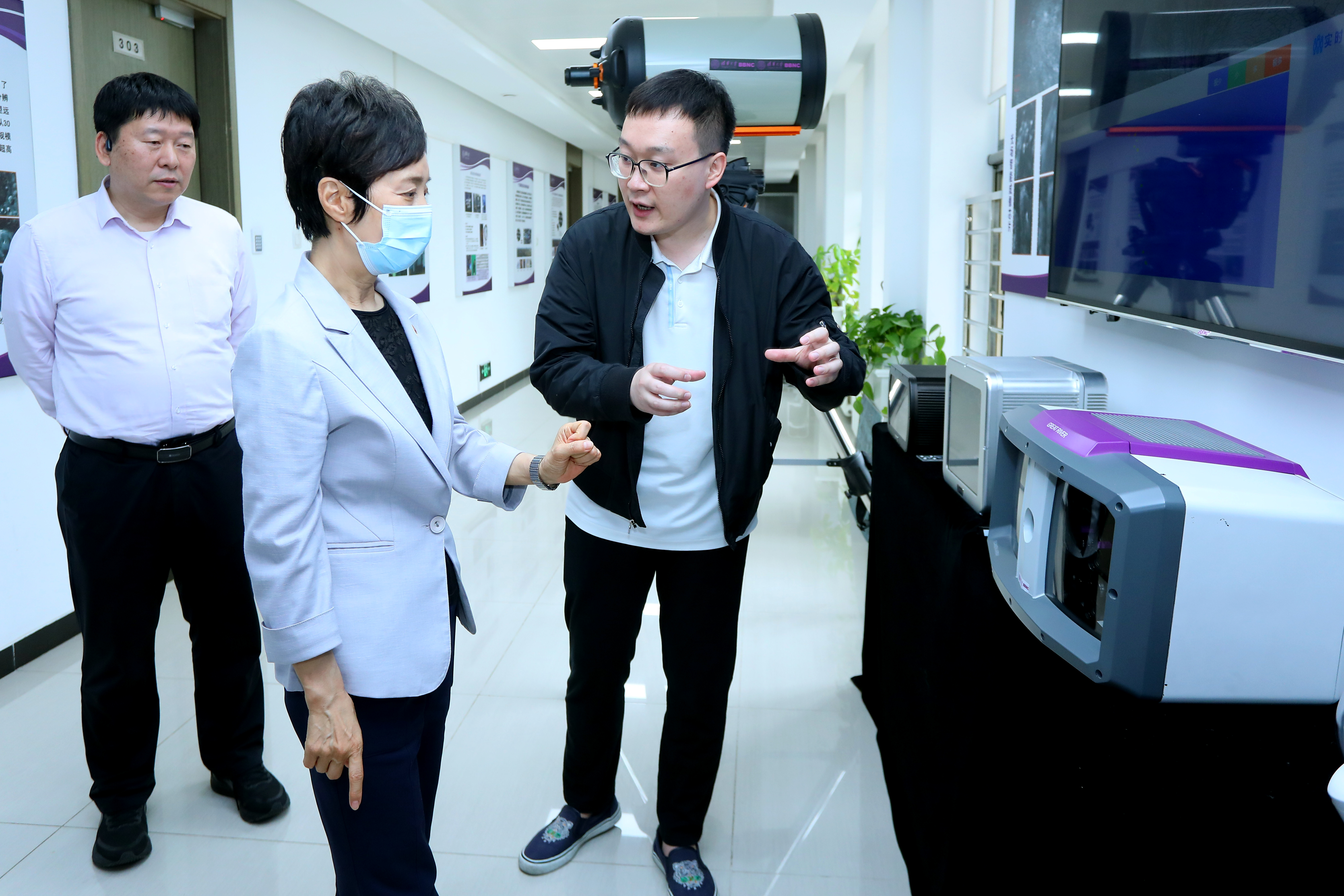 20230531-主题教育中央第五十三指导组调研乐动平台-组织部-焦扬参观成像与智能技术实验室.jpg