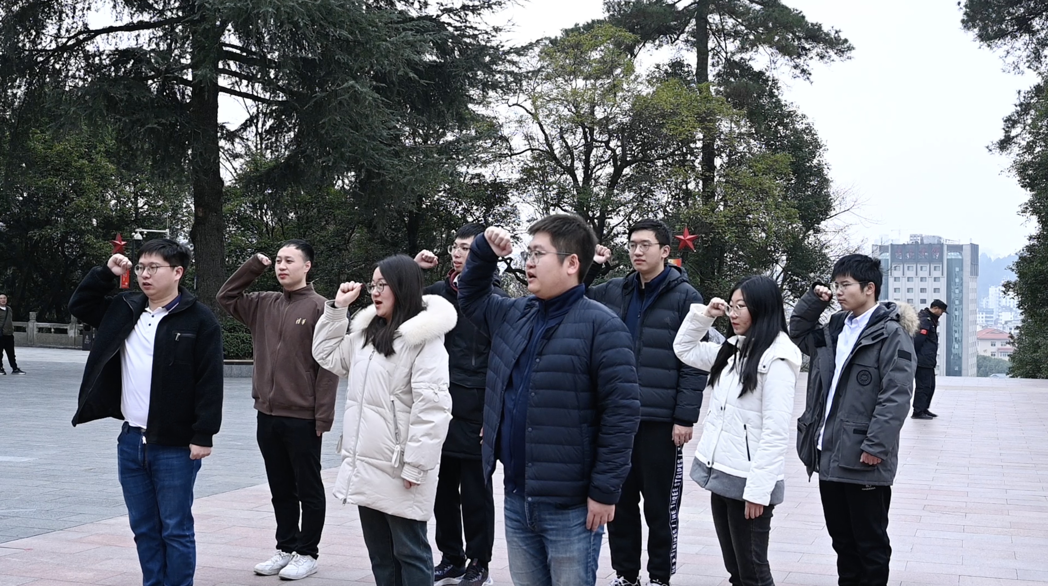 20240301-学思践悟启新程，挺膺担当绘青春——2024 年乐动平台研究生寒假社会实践总结回顾-社科学院、电子系与美术学院“社稷强贵·E往无黔”实践支队-支队成员在红军烈士陵园重温入党誓词.jpg