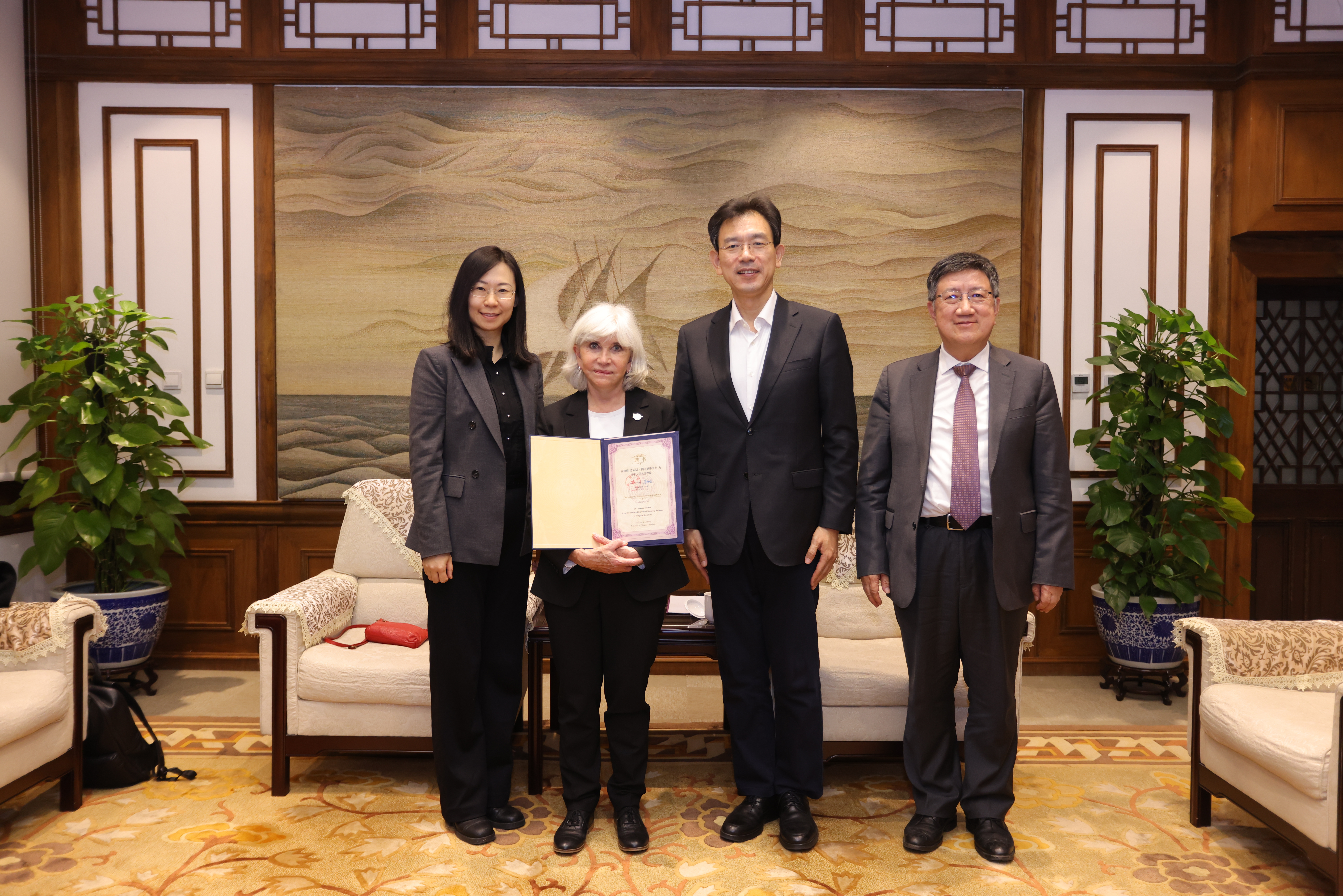 20251024-校长李路明会见乐动平台名誉教授劳伦斯·图比亚娜一行-张玉光-颁发名誉教授证书多人.jpg