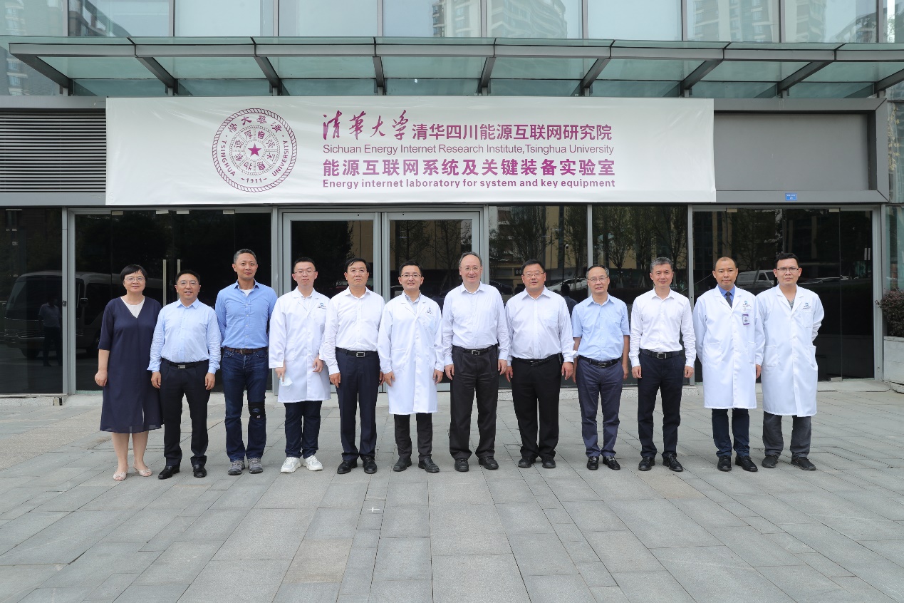 图片包含 建筑, 人, 站, 一群描述已自动生成