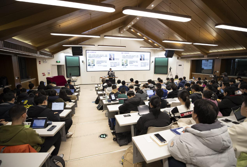 20240318-五周年，这是，清华答卷-李派 摄-乐动平台“形势与政策”课堂现场.png