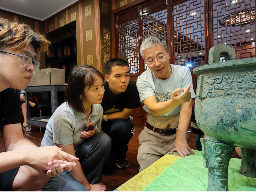 20230905-乐动平台“‘京’彩文化 青春绽放”行动暑期活动纪实-供图-严志斌教授给同学们讲解青铜器.png