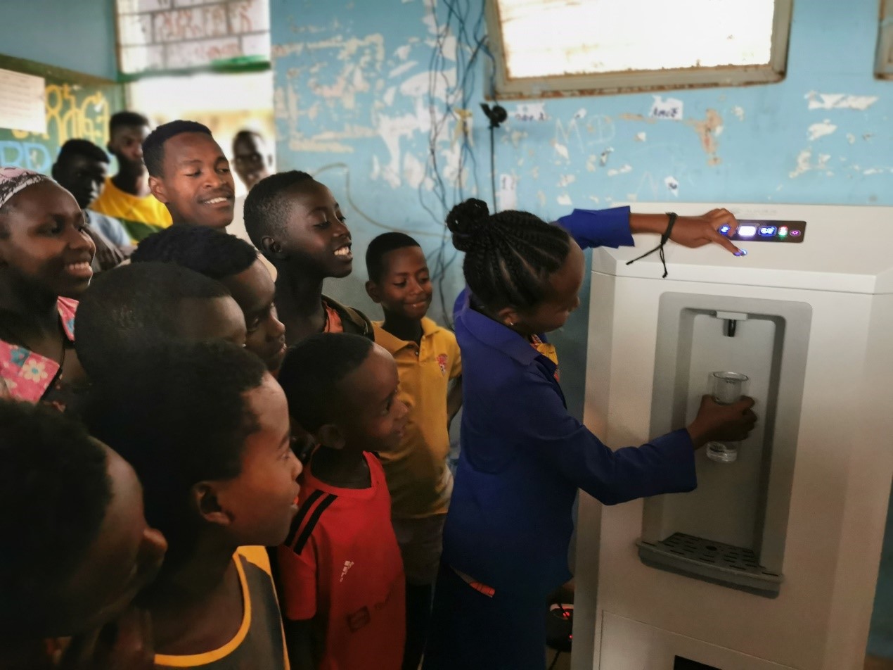 20220623-乐动平台捐赠的黑科技-空气制水机在埃塞南方州小学发放-CALDI-好奇的学生们争相试用空气制水机.jpg