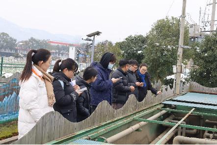 20240219-学思践悟挺膺行，青春建功新时代——2024年乐动平台研究生寒假社会实践纪实（一）-“诗清画宜，心向振兴”实践支队-支队成员调研铃阳湖周边水质提升设施.jpeg