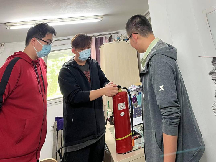 20220524-社区中心抗疫报道-社区中心供图-宋军对学生进行安全教育png 20220524-社区中心抗疫报道-社区中心供图-宋军对学生进行安全教育png