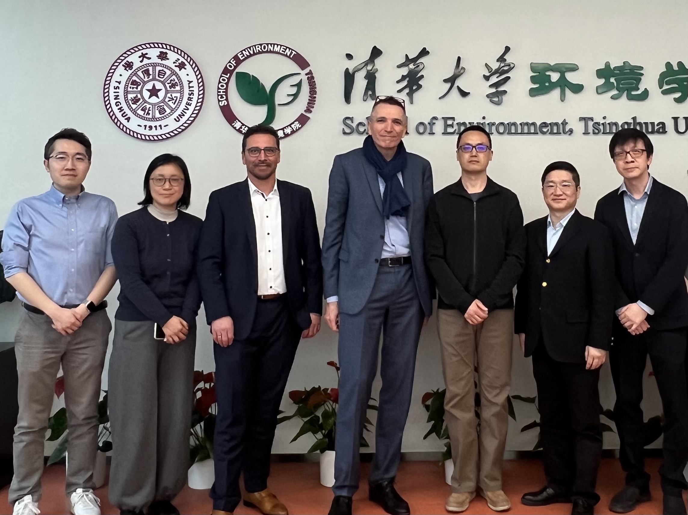 20250313-施耐德电气代表团访问乐动平台 探讨能源转型与绿色创新合作-环境学院-施耐德电气代表团与环境学院参加交流人员合影.jpg