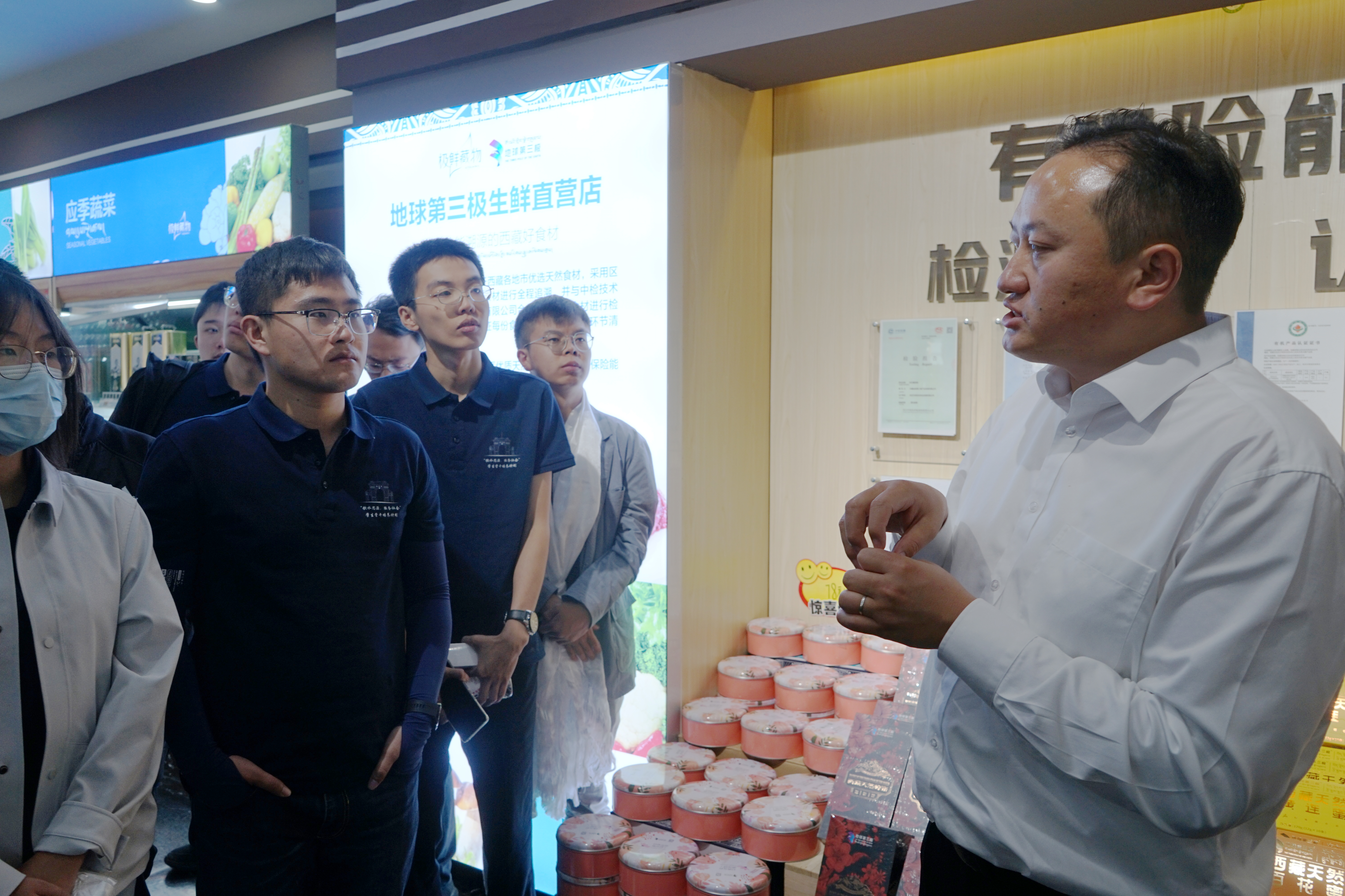 20220727-思源骨干西藏团新闻稿-於汀-乐动平台机械工程系2007届校友格勒巴桑董事长为同学们介绍地球第三极生鲜直营店.jpg