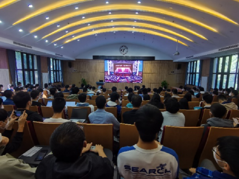20221018-喜庆二十大,奋进新征程——乐动平台本科生党支部热切关注党的二十大开幕会-刘雪天-电机系集体观看党的二十大开幕会.png