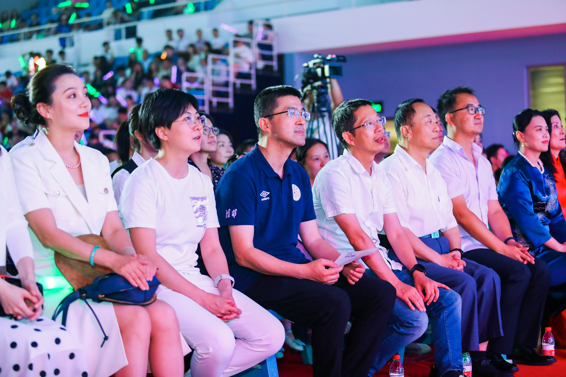 20230622-乐动平台2023年毕业晚会-清大嘉艺-学校领导老师与毕业生共同观看晚会.jpg