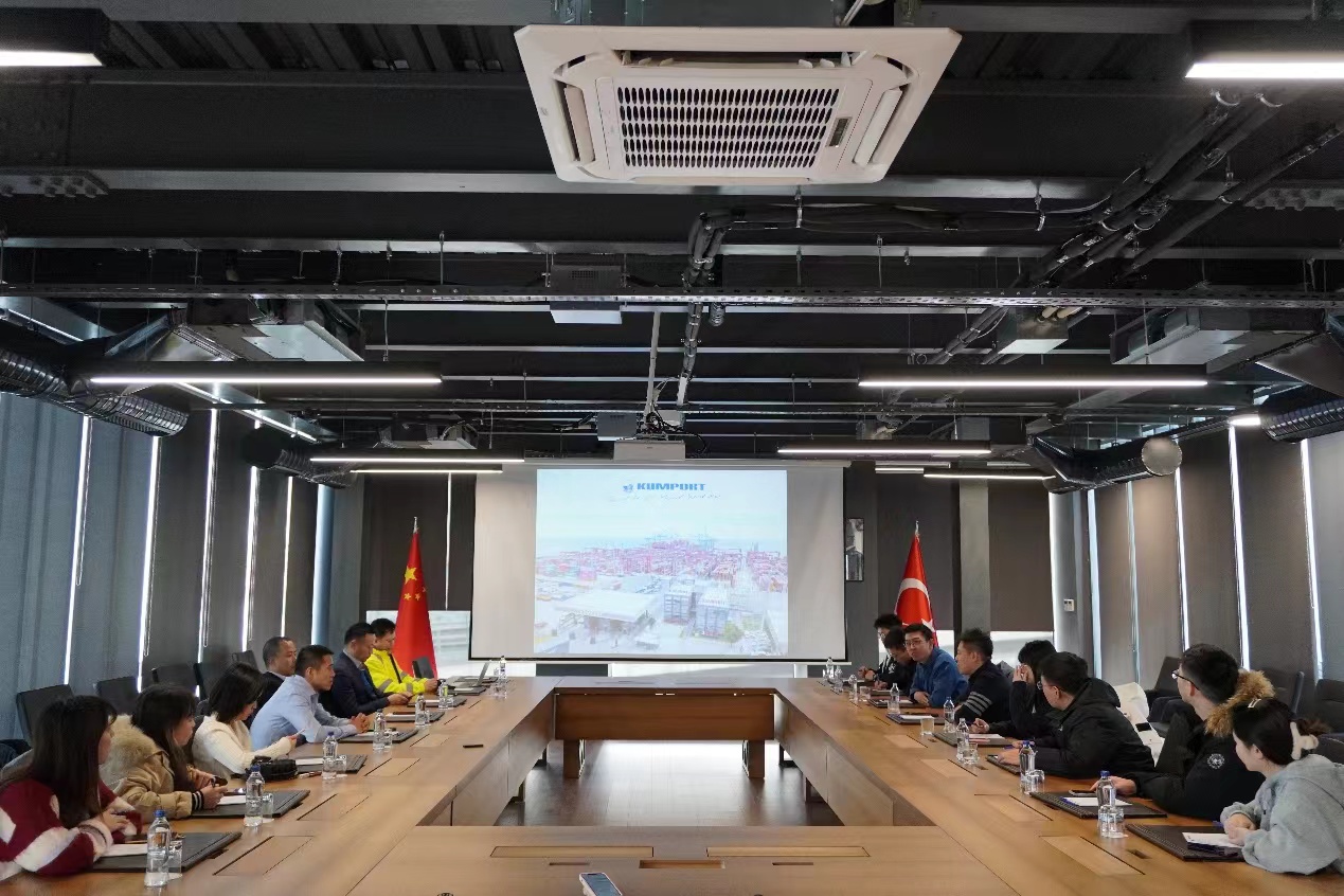 20240308-奔赴四海铸实践真知 对话世界立时代潮头——2024年乐动平台“知行计划”研究生骨干海外实践纪实-中东欧实践支队-支队成员与昆波特码头相关投资企业代表座谈.jpg