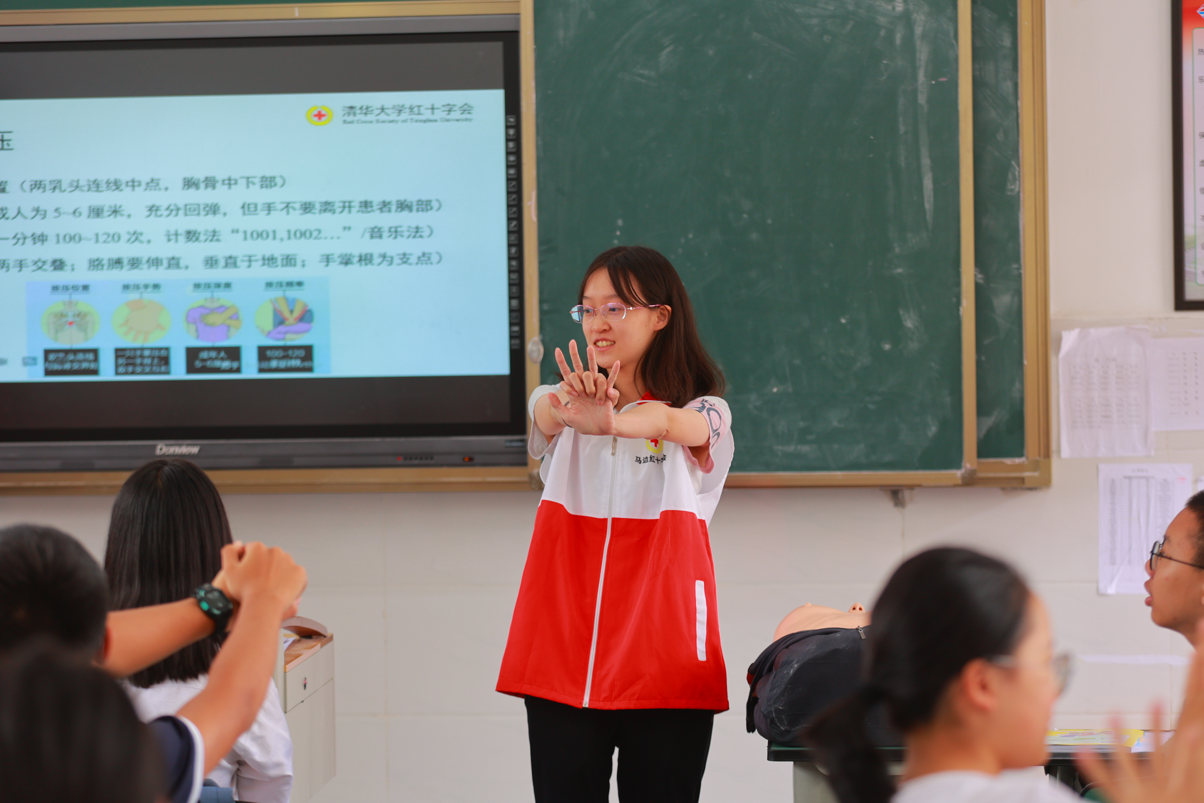 20220802-学生红会支教急救讲堂-郭镕玮-1 来自乐动平台红十字会学生分会急救部的顾悦然正在演示心肺复苏姿势.jpg