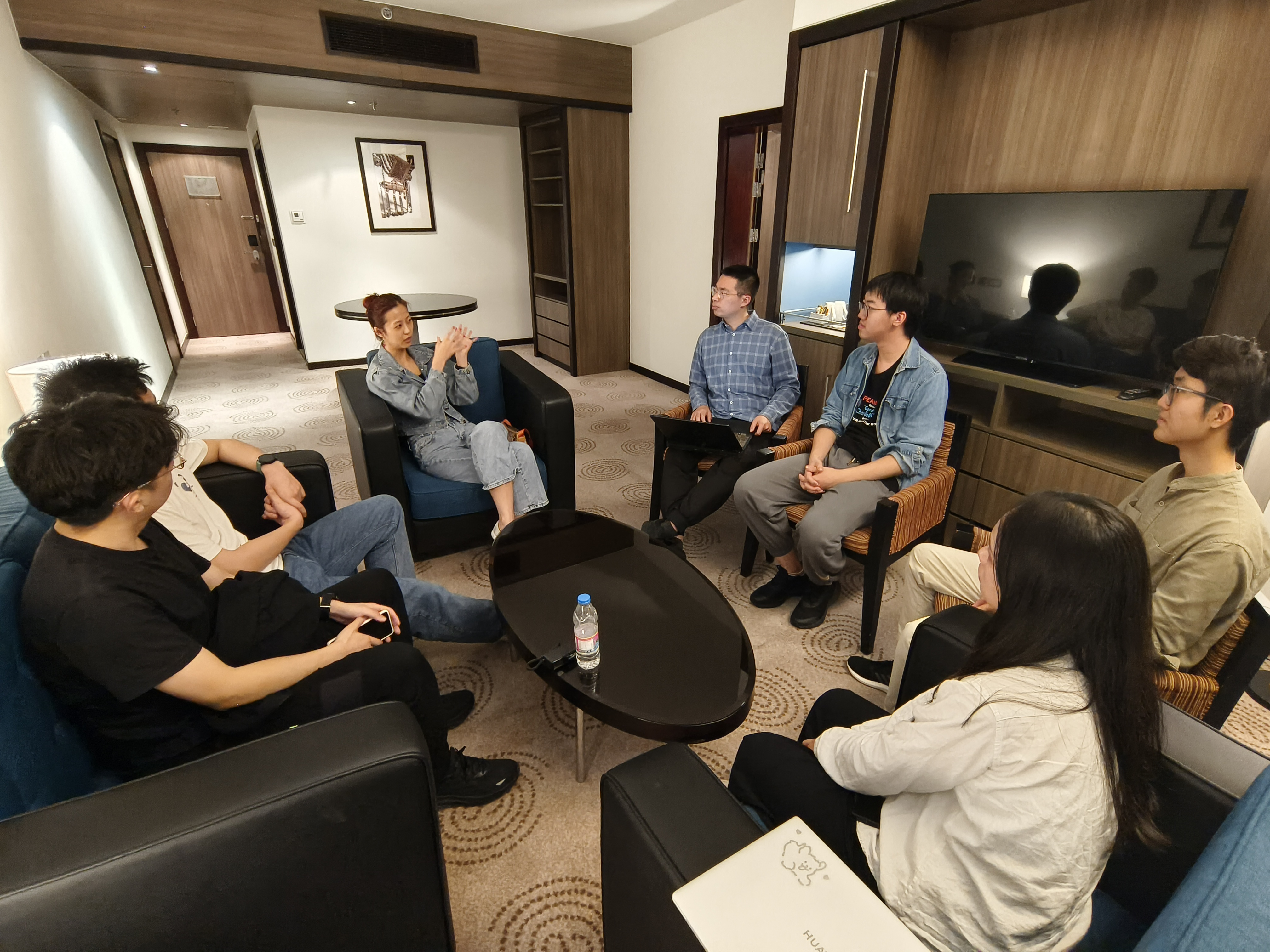 20240308-奔赴四海铸实践真知 对话世界立时代潮头——2024年乐动平台“知行计划”研究生骨干海外实践纪实-西亚实践支队-支队成员与迪拜创业青年交流.jpg