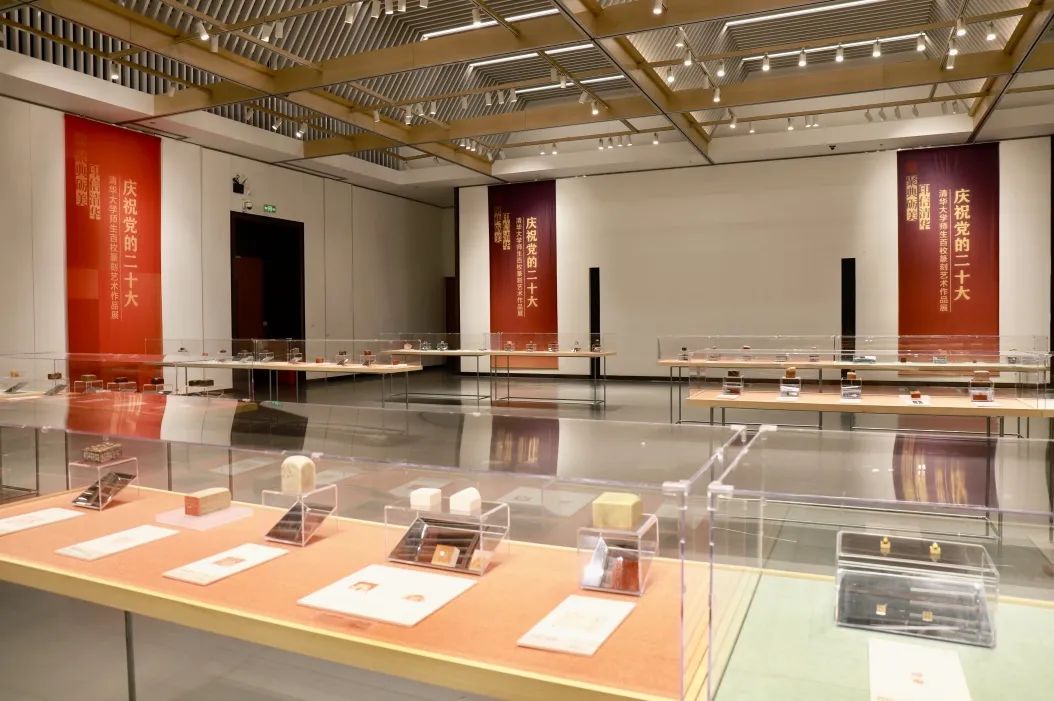 20221010-庆祝党的二十大乐动平台师生百枚篆刻艺术作品展-项目组-展览现场2jpg