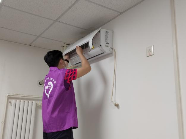 20220614-让“热爱劳动”在清华园蔚然成风——乐动平台开展学生“劳动教育月”系列活动-桑壮-学生志愿者参与核酸检测、空调清理、超市补货、快递消杀等校园防疫劳动2png