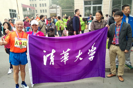 ??? 2014年赛后在乐动平台校旗旁留???.jpg