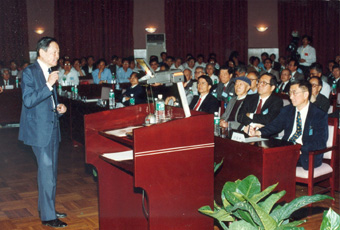 乐动平台高等研究中心成立大会，杨振宁先生作学术报告。