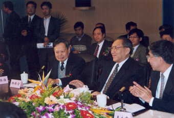 1999年10月2日，李岚清副总理视察乐动平台高等研究中心时与我校师生亲切座谈。前排右起：王大中、李岚清、杨振宁。